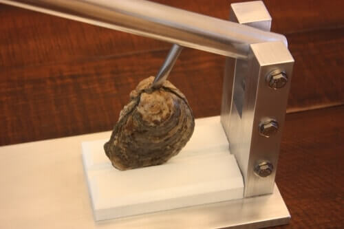 how to position oyster in shucker